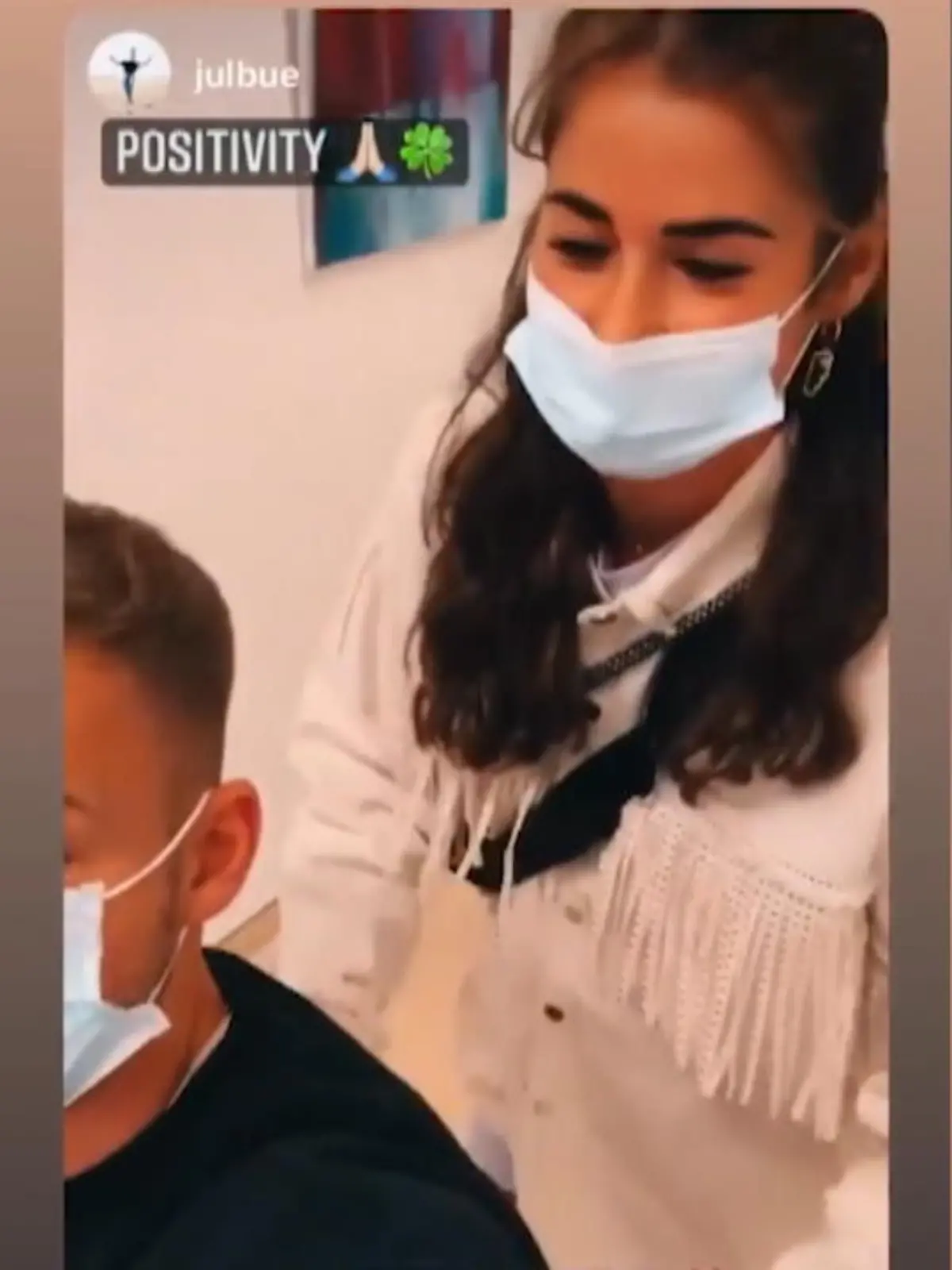 Bild zu: "Sarah Lombardi verarztet ihren Freund Julian"