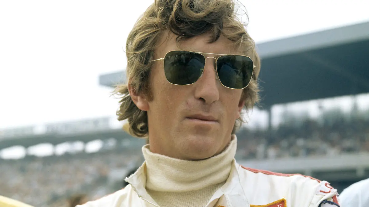 ARCHIV - 02.08.1970, Baden-Württemberg, Hockenheim: Der deutsche Rennfahrer an den Boxen vor dem Formel-1-Rennen «Großer Preis von Deutschland». Der am 18.04.1942 in Mainz geborene und in Österreich aufgewachsene Formel-1-Fahrer Jochen Rindt streifte am 5. September 1970 beim Training auf der Rennstrecke von Monza, vermutlich nach dem Verlust des rechten Vorderrades, die Leitplanke, wurde aus der Kurve getragen und überschlug sich. Im Krankenhaus konnten die Ärzte nur noch den Tod des 28jährigen feststellen. Posthum wurde Rindt 1970 zum Formel-1-Weltmeister ernannt. (zu dpa «Erst der Tod, dann der Titel: Vor 50 Jahren stirbt Jochen Rindt» Foto: -/dpa +++ dpa-Bildfunk +++