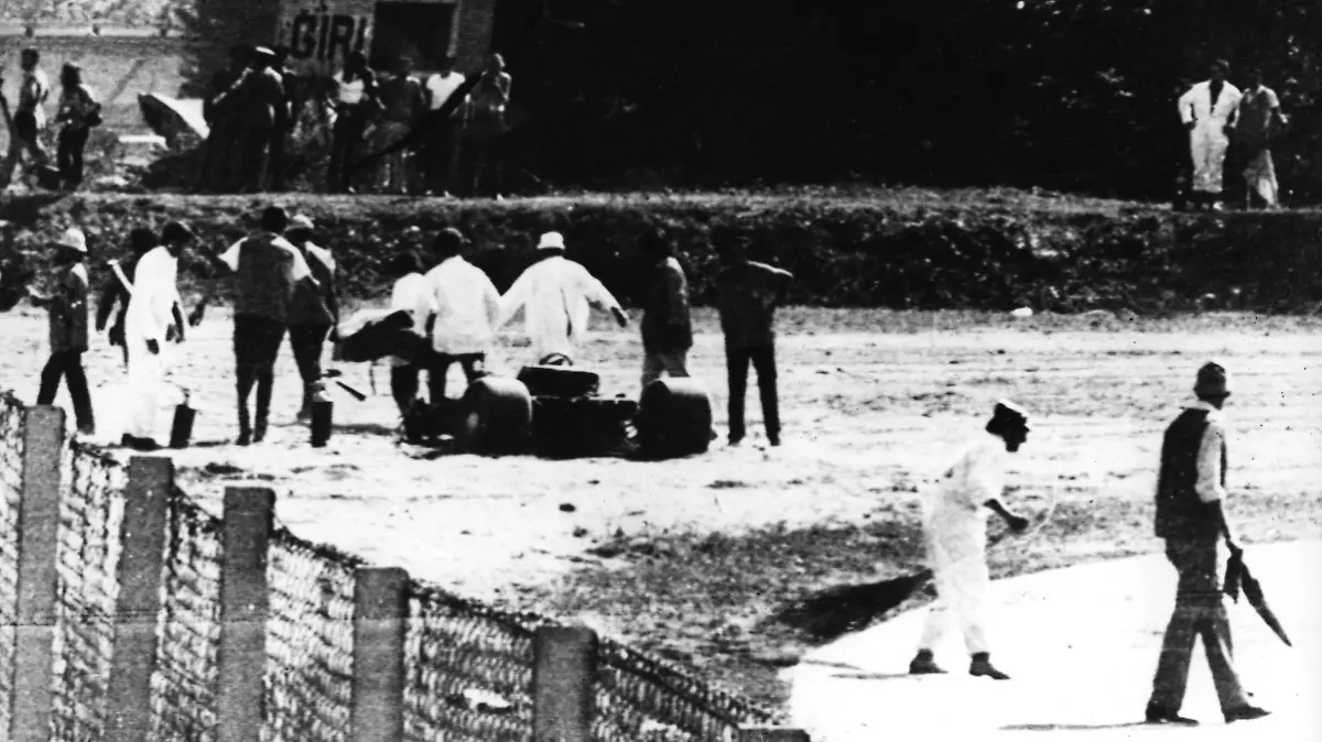 ARCHIV - 05.09.1970, Italien, Monza: Beim Formel 1-Training zum Großen Preis von Italien verunglückt der in Mainz geborene und in Österreich aufgewachsene 28 Jahre alte Jochen Rindt tödlich. Sein Lotus-Ford verliert das rechte Vorderrad, der Wagen kommt von der Bahn und überschlägt sich. Rindt wird sofort in das Krankenhaus eingeliefert, wo die Ärzte nur noch seinen Tod feststellen können. Das Foto zeigt den Abtransport Jochen Rindts. (zu dpa «Erst der Tod, dann der Titel: Vor 50 Jahren stirbt Jochen Rindt» Foto: -/dpa +++ dpa-Bildfunk +++