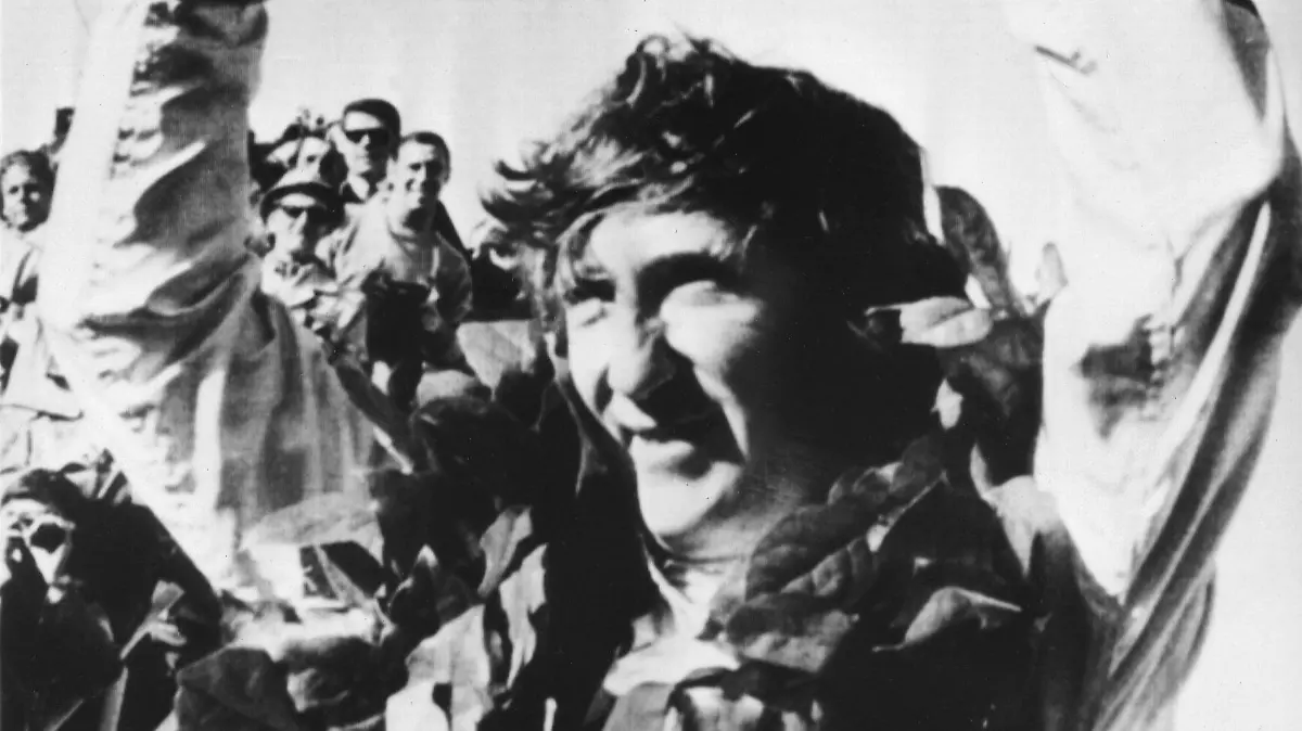 ARCHIV - 05.10.1969, USA, Watkins Glen: Der deutsche Rennfahrer Jochen Rindt hebt bei der Siegerehrung triumphierend den eroberten Pokal hoch. Er gewinnt das Formel-1-Rennen um den Großen Preis der USA, zehnter und vorletzter WM-Lauf. Es war der erste Formel 1-Triumph des damals 27-jährigen. (zu dpa «Erst der Tod, dann der Titel: Vor 50 Jahren stirbt Jochen Rindt» Foto: -/UPI/dpa +++ dpa-Bildfunk +++