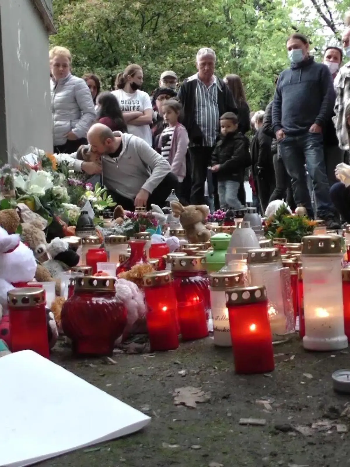 Solingen - Ortsteil Hasseldelle: Vor dem Haus, in dem die fünf Kinder getötet wurden, ist ein Kerzenmeer zu sehen