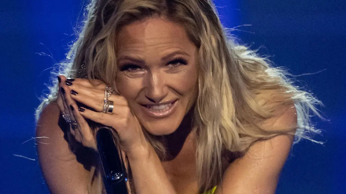 ARCHIV - 21.10.2022, Sachsen, Leipzig: Die deutsche Schlagersängerin Helene Fischer steht in der Fernsehshow «Das große Schlagerjubiläum 2022» auf der Bühne. Wegen einer Verletzung verschiebt Sängerin Helene Fischer ihren ursprünglich für diesen 21.03.2023 in Bremen geplanten Tourstart. (zu dpa "Helene Fischer zieht sich Rippenfraktur zu und verschiebt Tourstart") Foto: Hendrik Schmidt/dpa +++ dpa-Bildfunk +++