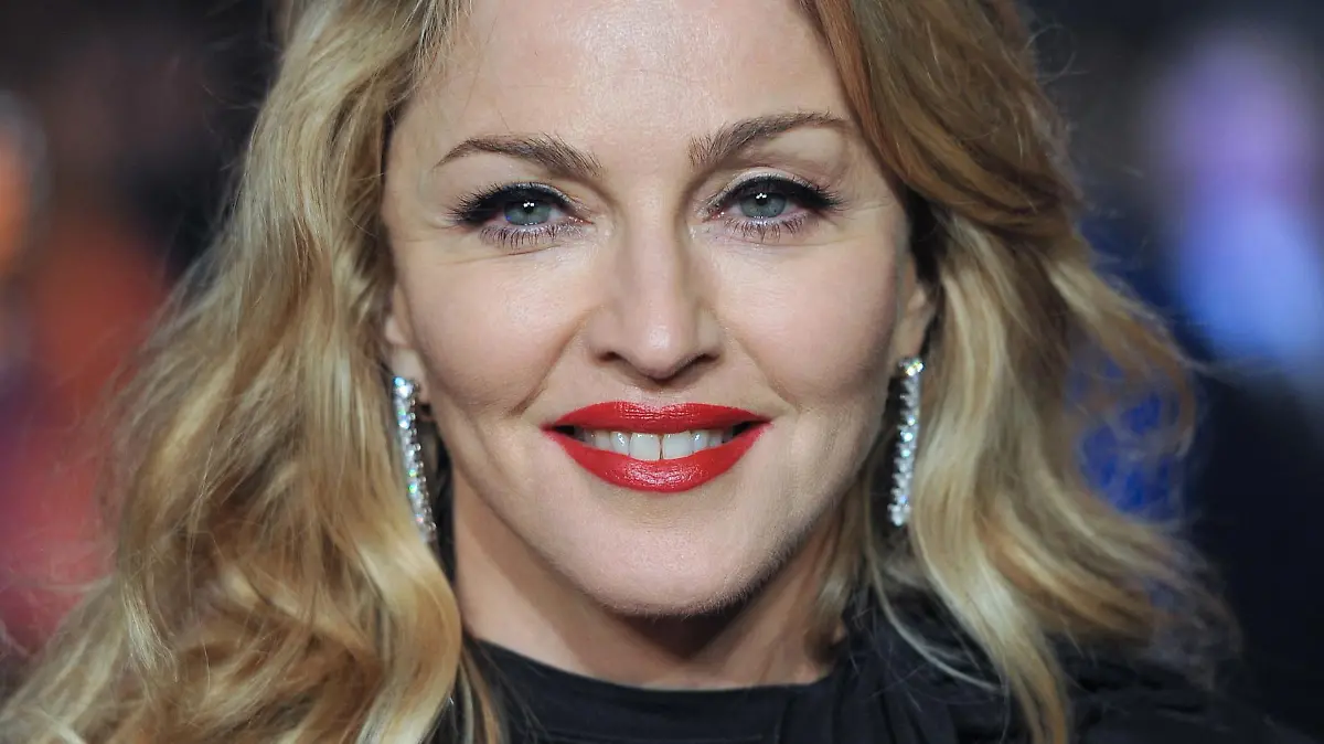 ARCHIV - 11.01.2012, Großbritannien, London: US-Popstar Madonna lächelt vor der Premiere von 'W.E.'. Am 16.08.2018 wird Madonna 60 Jahre alt. (zu dpa "Der ganz normale Wahnsinn: Popstar Madonna wird 60" vom 15.08.2018) Foto: Daniel Deme/EPA/dpa +++ dpa-Bildfunk +++