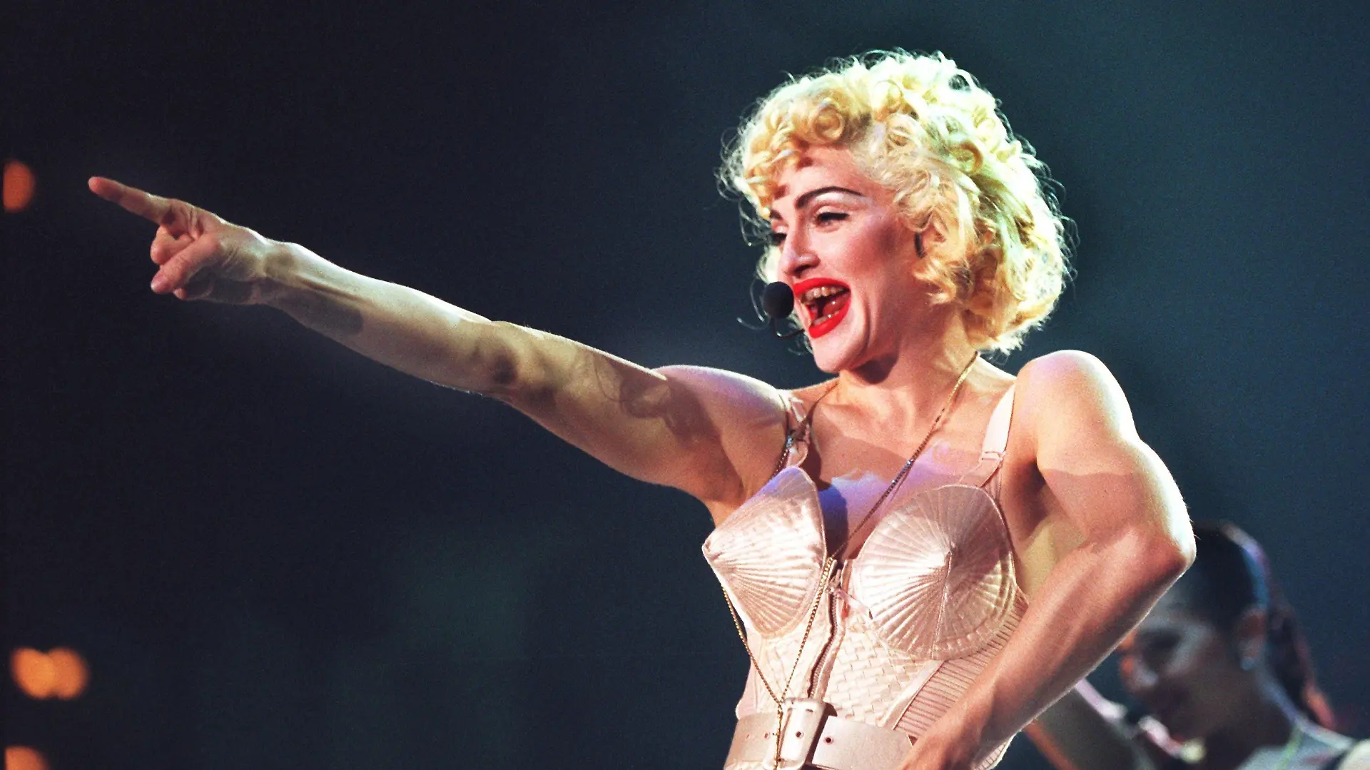 Blond wie die Monroe und in "spitze" Dessous gekleidet, gestikuliert die amerikanische Sängerin und Schauspielerin Madonna während ihres Auftritts am 17. Juli 1990 in Dortmund. Wenn Madonna am kommenden Freitag (22.12.2000) in Schottland Guy Ritchie heiratet, wird sie ihrem Lebensziel, genauso berühmt wie Gott sein zu wollen, einen Schritt näher gekommen sein. Mit einer großen Anzahl von Beziehungen und einer permanenten Wandlung ihrer Rolle von der Punk-Lady über das Material Girl und die Sexgöttin hin zur spirituell angehauchten Mutter legte sie bereits in der Vergangenheit Grundsteine für ihr Lebensziel. dpa (Zu dpa-Korr "Die Braut in Cowboystiefeln - nur eine neue Rolle für Madonna")