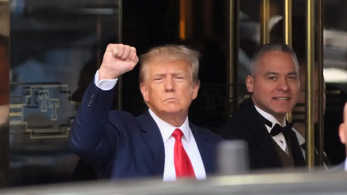 Donald Trump waiving and giving fist pump while leaving The Trump Tower and heading to the Courthouse in New York City
Pictured: Donald Trump
Ref: SPL5535525 040423 NON-EXCLUSIVE
Picture by: Elder Ordonez / SplashNews.com
World Rights, No Poland Rights, No Portugal Rights, No Russia Rights