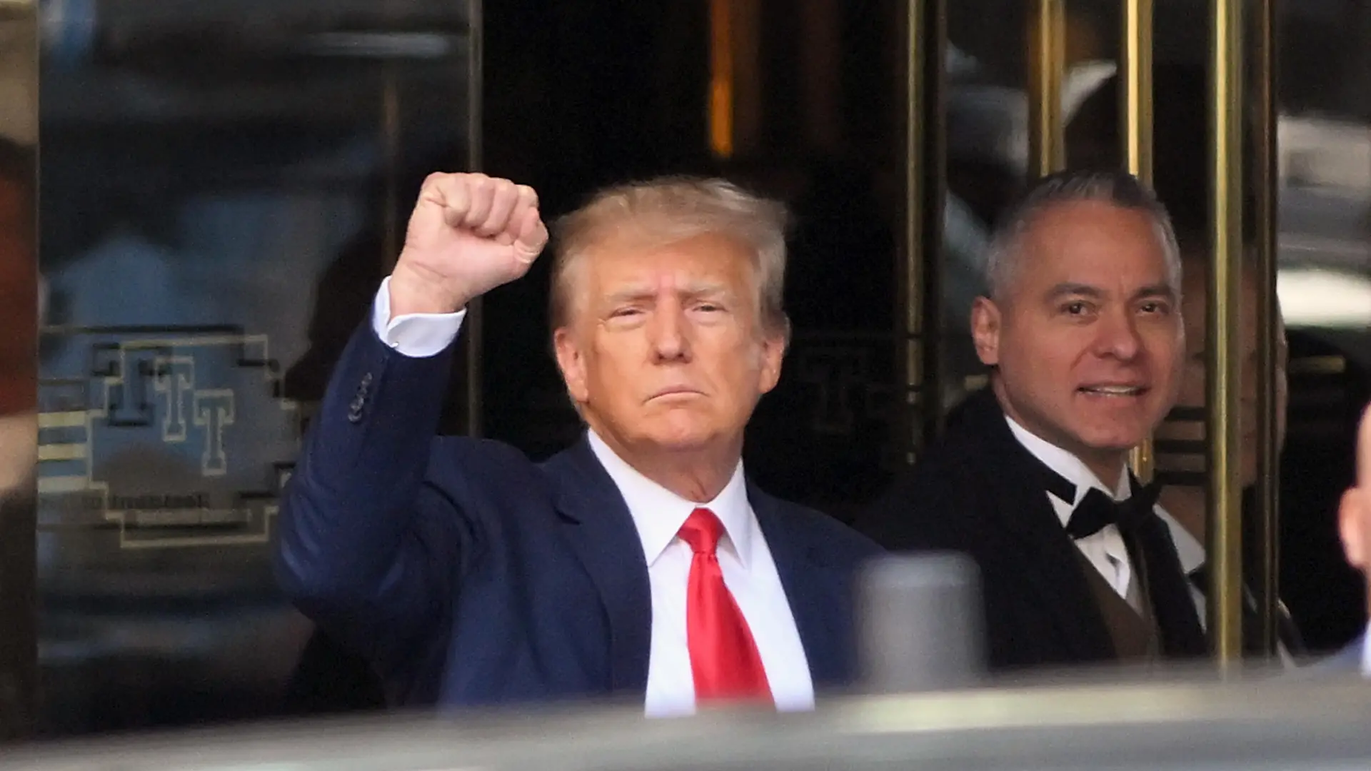 Donald Trump waiving and giving fist pump while leaving The Trump Tower and heading to the Courthouse in New York City
Pictured: Donald Trump
Ref: SPL5535525 040423 NON-EXCLUSIVE
Picture by: Elder Ordonez / SplashNews.com
World Rights, No Poland Rights, No Portugal Rights, No Russia Rights