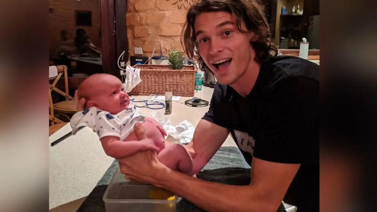 Papa Tom ist kampferprobt: Wenn kein Töpfchen griffbereit ist, muss auch mal eine Tupperdose zum Abhalten herhalten.