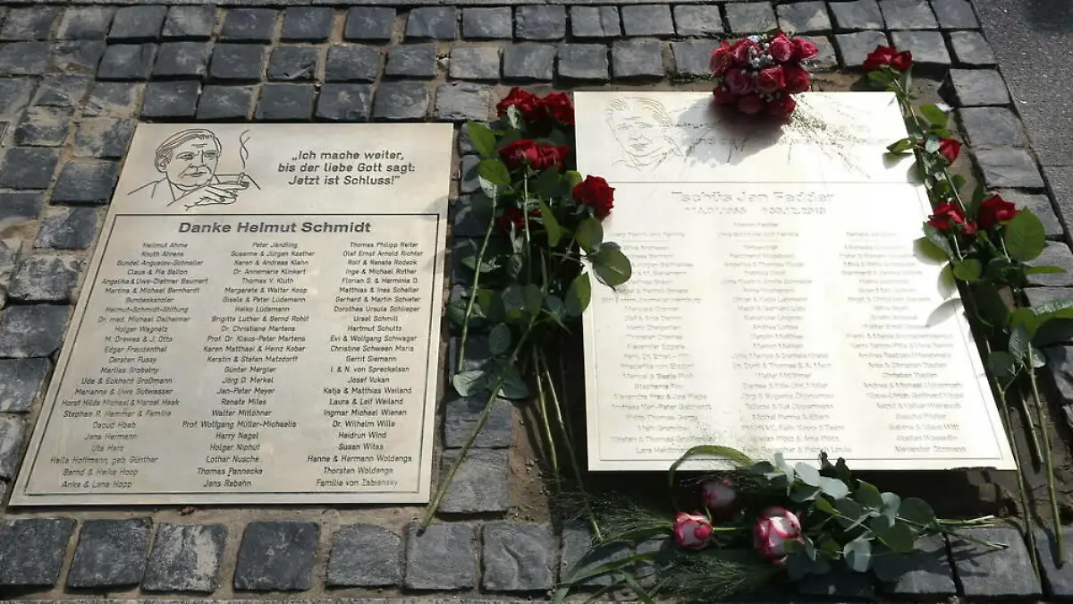 Jan Fedder mit Gedenktafel vor dem Hamburger Michel geehrt