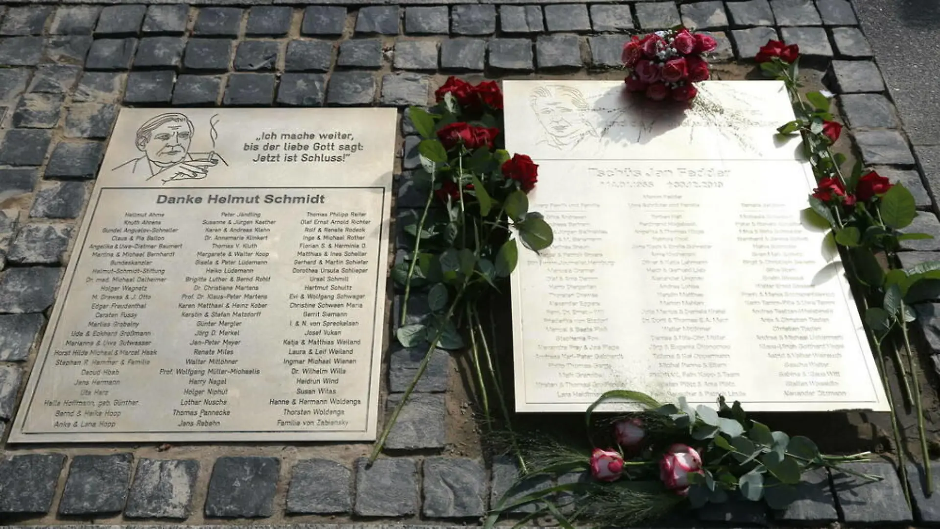 Jan Fedder mit Gedenktafel vor dem Hamburger Michel geehrt
