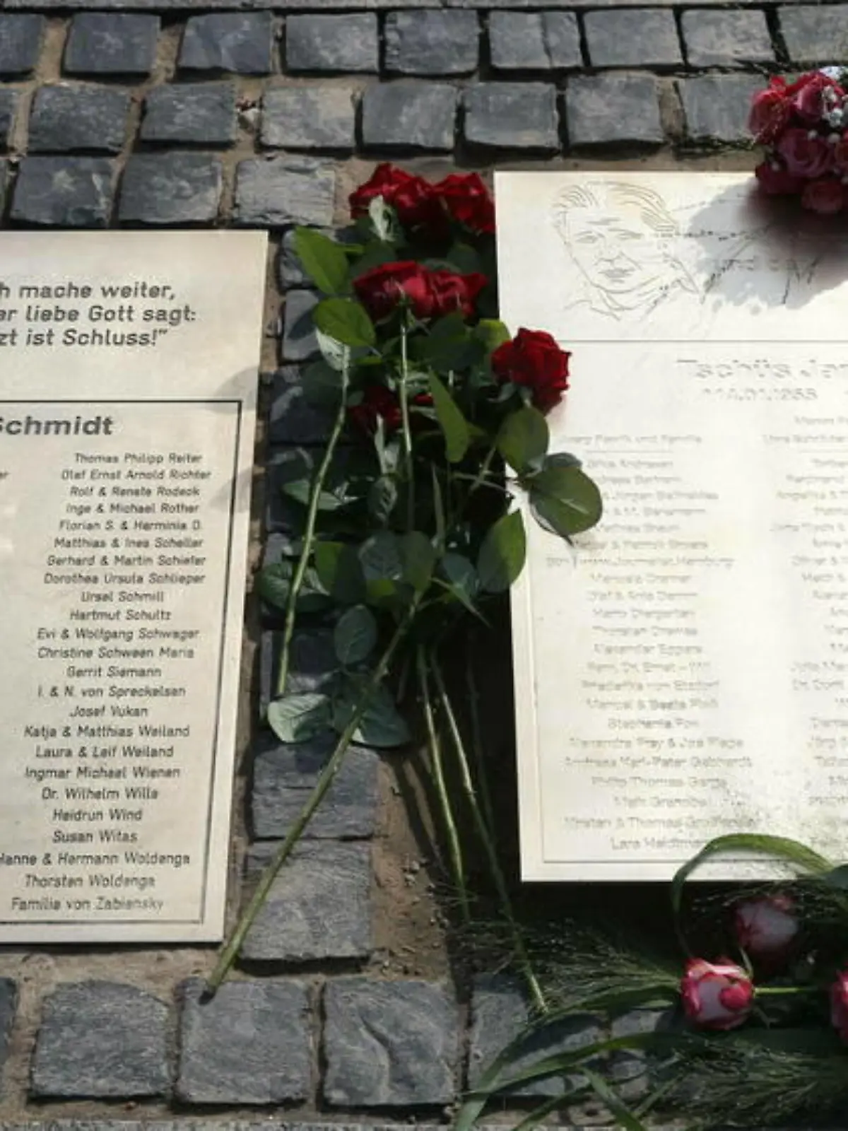 Jan Fedder mit Gedenktafel vor dem Hamburger Michel geehrt