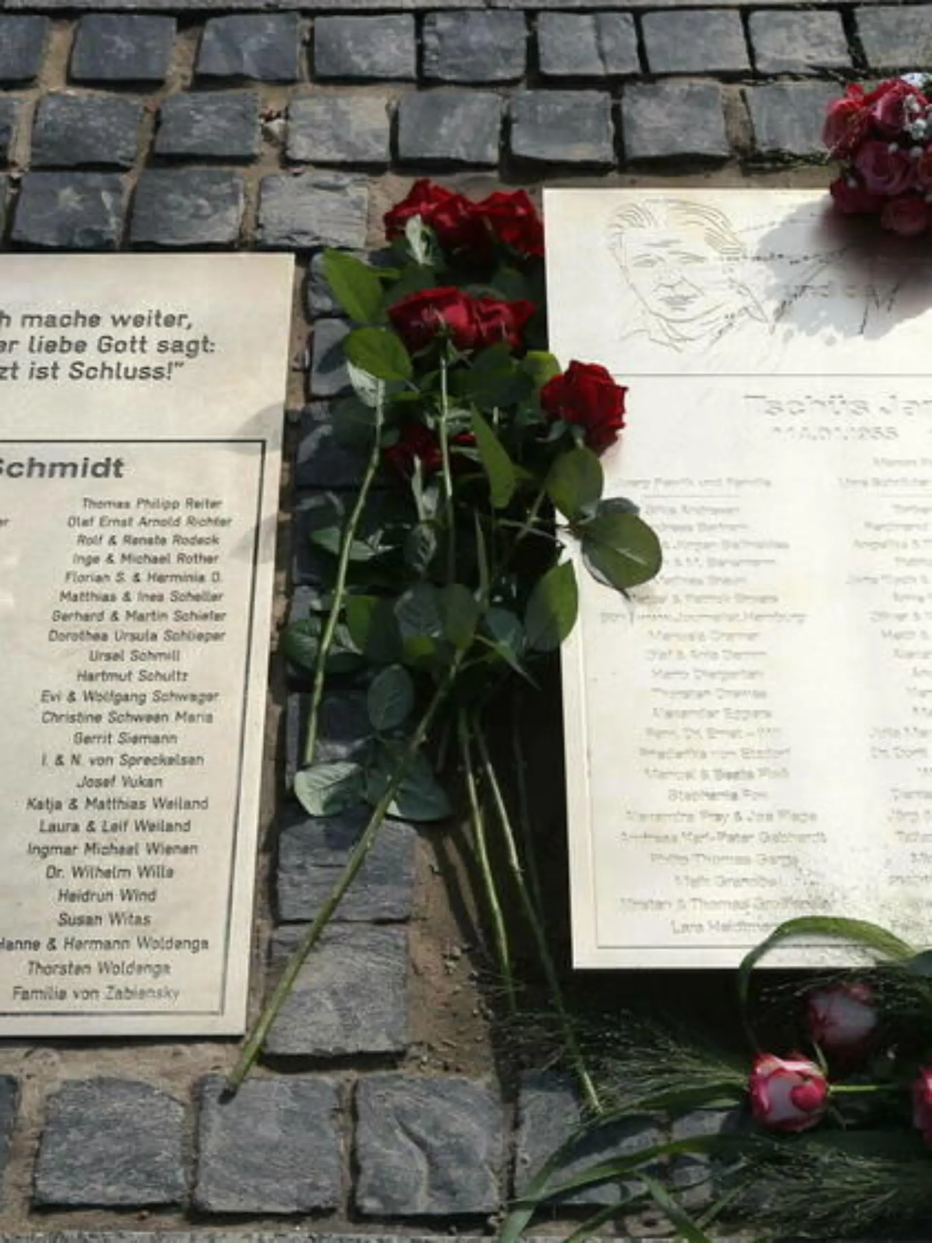 Jan Fedder mit Gedenktafel vor dem Hamburger Michel geehrt