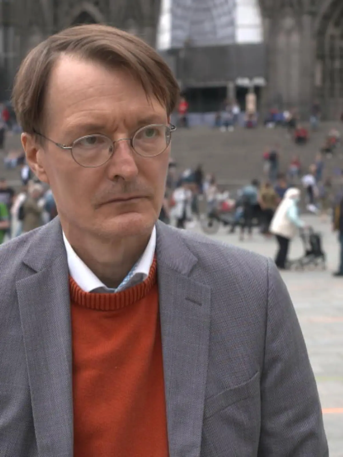 Karl Lauterbachs Ex-Frau meint: "Corona sei keine Gefahr". Wir haben den SPD-Politiker mit ihrer Aussage konfrontiert. Seine Antwort fällt reserviert aus...
