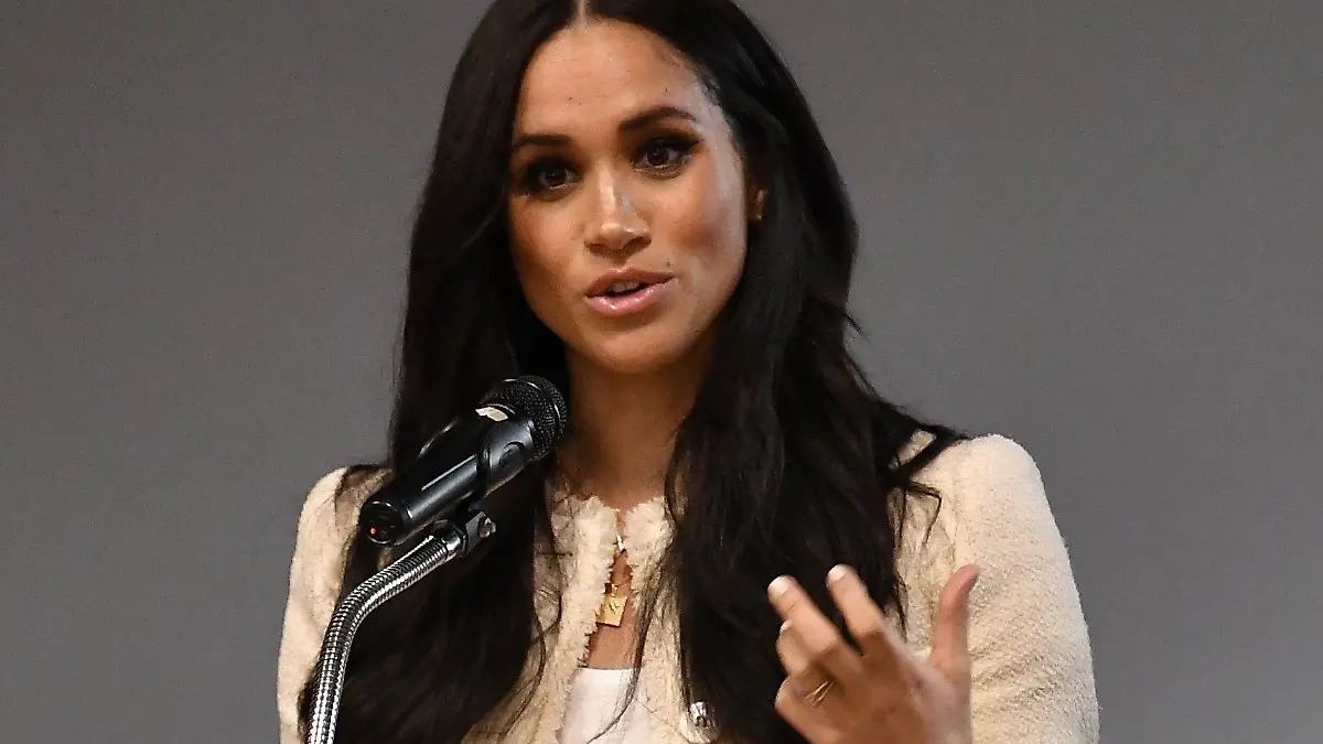 ARCHIV - 06.03.2020, Großbritannien, London: Meghan, Herzogin von Sussex, spricht während einer Schulversammlung im Rahmen eines Überraschungsbesuchs an der Robert Clack Upper School in Dagenham, Essex. Herzogin Meghan (39) hat sich bei allen Helfern während der Corona-Pandemie bedankt und den Zusammenhalt in der Krise beschworen. (zu dpa: «Herzogin Meghan würdigt «Kraft des menschlichen Geists» in Pandemie») Foto: Ben Stansall/PA Wire/dpa +++ dpa-Bildfunk +++
