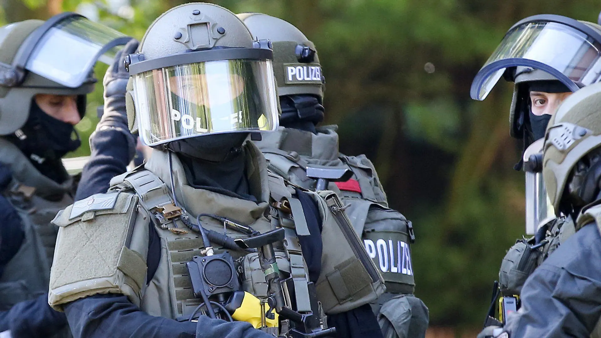 Schwer bewaffnete Spezialeinsatzkräfte (SEK) der Polizei sind am 14.05.2017 in Hamburg im Einsatz. Bei einer Auseinandersetzung in Hamburg-Jenfeld ist am Sonntagmorgen eine Frau angeschossen und schwer verletzt worden. Sie wurde nach Polizeiangaben mit Schrot im linken Brustkorb getroffen und in einem Krankenhaus notoperiert. Foto: Bodo Marks/dpa +++(c) dpa - Bildfunk+++
