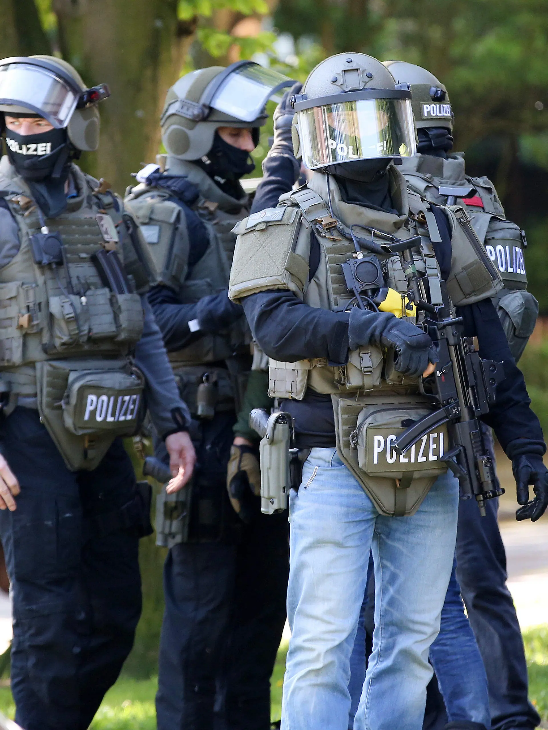 Schwer bewaffnete Spezialeinsatzkräfte (SEK) der Polizei sind am 14.05.2017 in Hamburg im Einsatz. Bei einer Auseinandersetzung in Hamburg-Jenfeld ist am Sonntagmorgen eine Frau angeschossen und schwer verletzt worden. Sie wurde nach Polizeiangaben mit Schrot im linken Brustkorb getroffen und in einem Krankenhaus notoperiert. Foto: Bodo Marks/dpa +++(c) dpa - Bildfunk+++