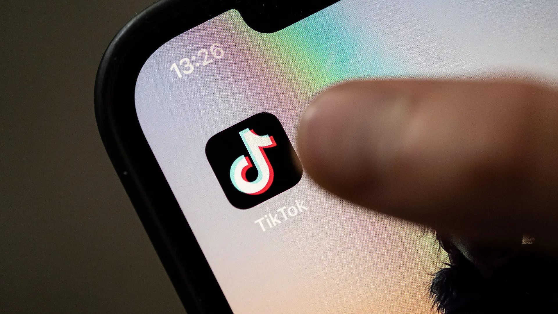 ARCHIV - 11.07.2022, Baden-Württemberg, Stuttgart: ILLUSTRATION - Ein Teenager tippt auf das Icon TikTok-App auf einem Smartphone. (zu dpa «Frankreich verbietet Tiktok auf Diensthandys von Staatsbediensteten») Foto: Marijan Murat/dpa +++ dpa-Bildfunk +++