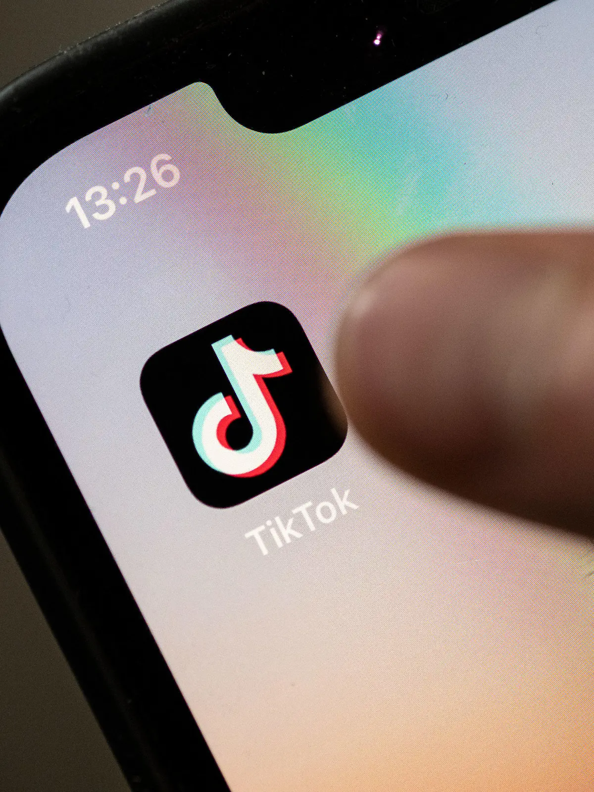 ARCHIV - 11.07.2022, Baden-Württemberg, Stuttgart: ILLUSTRATION - Ein Teenager tippt auf das Icon TikTok-App auf einem Smartphone. (zu dpa «Frankreich verbietet Tiktok auf Diensthandys von Staatsbediensteten») Foto: Marijan Murat/dpa +++ dpa-Bildfunk +++