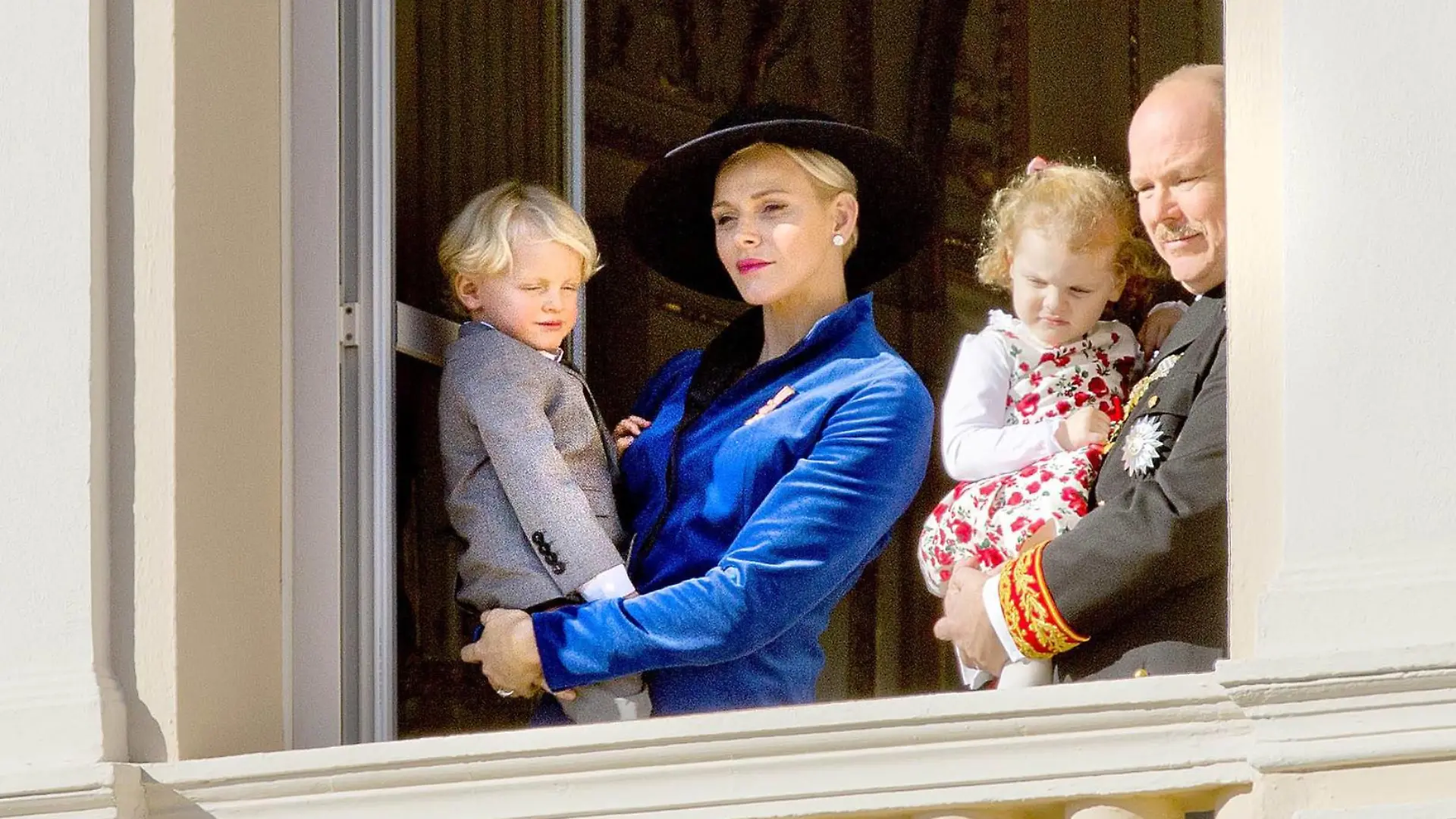19-11-2017 Monaco Princess Charlene of Monaco with Prince Jacques of Monaco and Prince Albert II of Monaco with Princess Gabriella of during the Monaco National Day Celebrations in Monaco. PUBLICATIONxINxGERxSUIxAUTxONLY Copyright: xPPE/NIEBOERx  