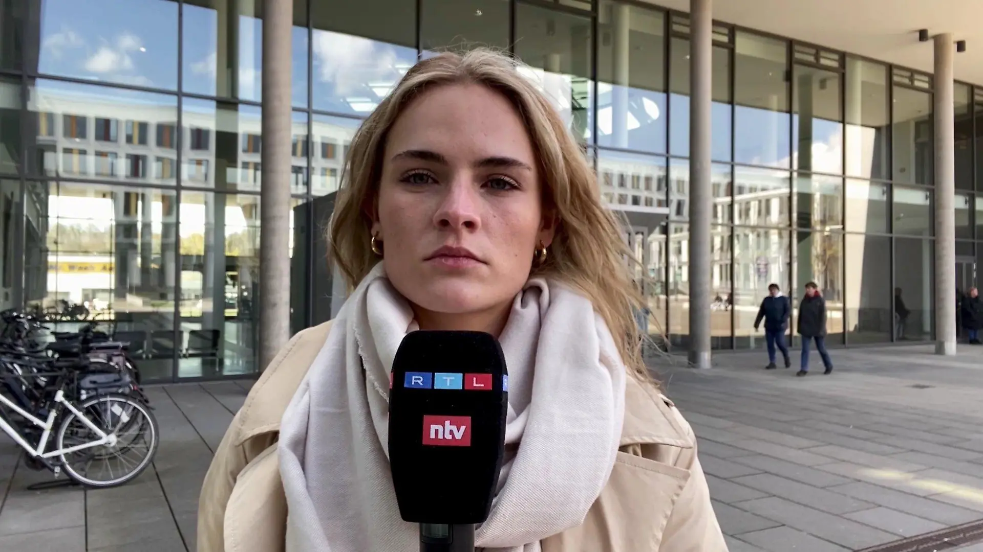 RTL-Reporterin Leonie Dorn erlebte den Schmerz der Eltern von der toten Leonie Sophie am 1. Prozesstag hautnah.