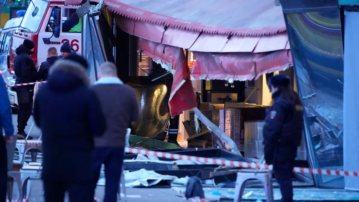 02.04.2023, Russland, St. Petersburg: Russische Ermittler und Polizisten stehen am Tatort nach einer Explosion in einem Cafe. Ein russischer Kriegsberichterstatter ist am Sonntag bei einer Explosion in einem Cafe im Zentrum der russischen Ostseemetropole Sankt Petersburg ums Leben gekommen. Foto: ---/AP/dpa +++ dpa-Bildfunk +++
