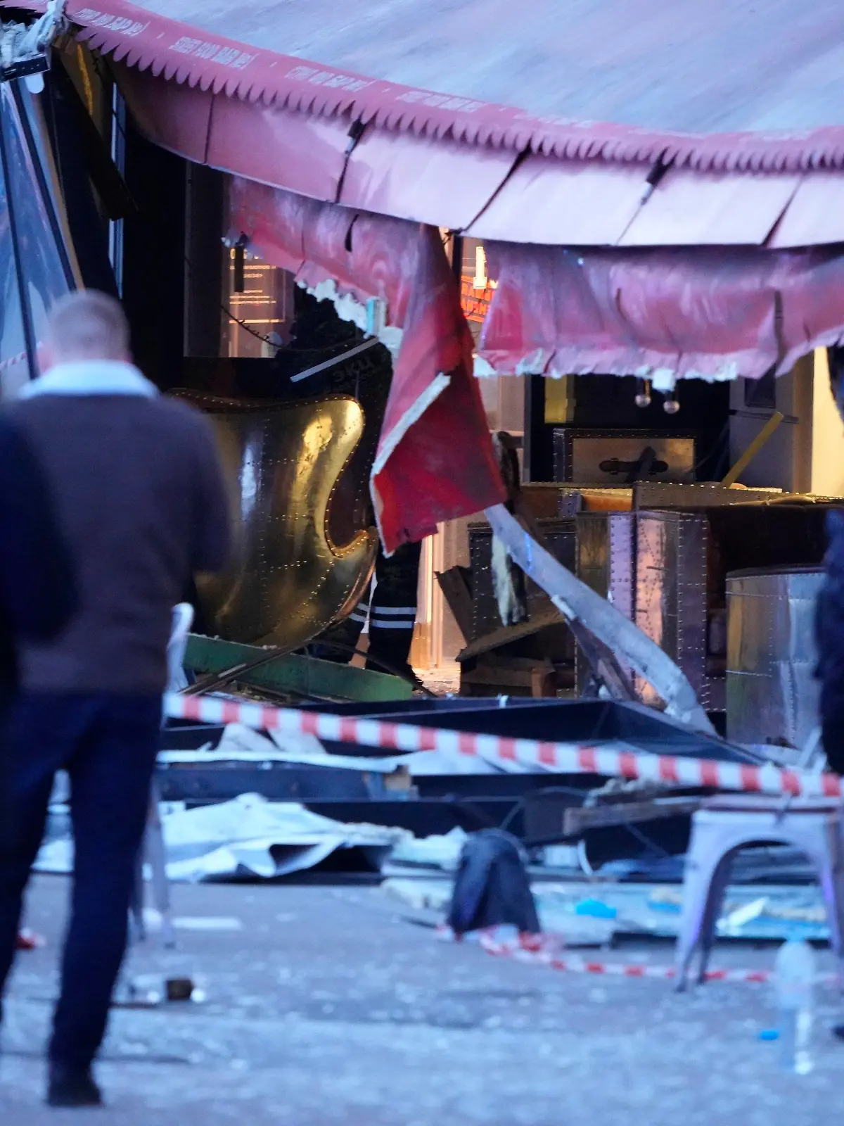 02.04.2023, Russland, St. Petersburg: Russische Ermittler und Polizisten stehen am Tatort nach einer Explosion in einem Cafe. Ein russischer Kriegsberichterstatter ist am Sonntag bei einer Explosion in einem Cafe im Zentrum der russischen Ostseemetropole Sankt Petersburg ums Leben gekommen. Foto: ---/AP/dpa +++ dpa-Bildfunk +++