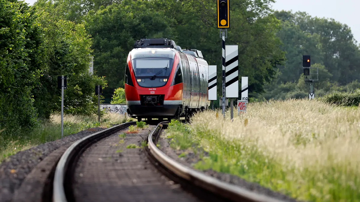 Eine Regionalbahn auf einem Feld bei Bergheim. Für u.a. alle S-Bahn-Strecken und Regionalbahnen der DB gilt das viel besprochene 9-Euro-Ticket im Sommer. Themenbild, Symbolbild Bergheim, 26.05.2022 NRW Deutschland *** A Regoinal train on a field near Bergheim For u a all S Bahn routes and regional trains of the DB applies the much-discussed 9 euro ticket in the summer Topic image, symbol image Bergheim, 26 05 2022 NRW Germany Copyright: xChristophxHardtx