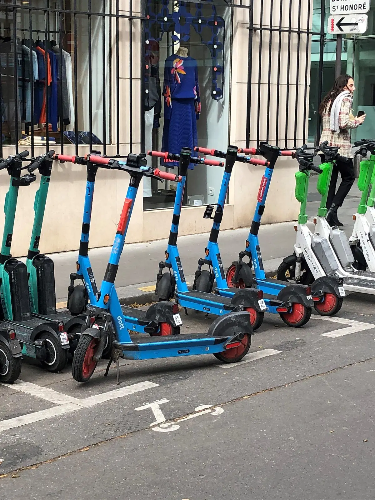 31.03.2023, Frankreich, Paris: E-Scooter von drei verschiedenen Anbietern stehen auf einem dafür vorgesehenen Parkplatz. Die Bewohner von Paris können am 02.04.2023 in einer Bürgerbefragung darüber abstimmen, ob der Verleih von E-Scootern in der Stadt beibehalten oder abgeschafft wird. (zu dpa "Pariser stimmen über Zukunft der E-Scooter ab") Foto: Michael Evers/dpa +++ dpa-Bildfunk +++