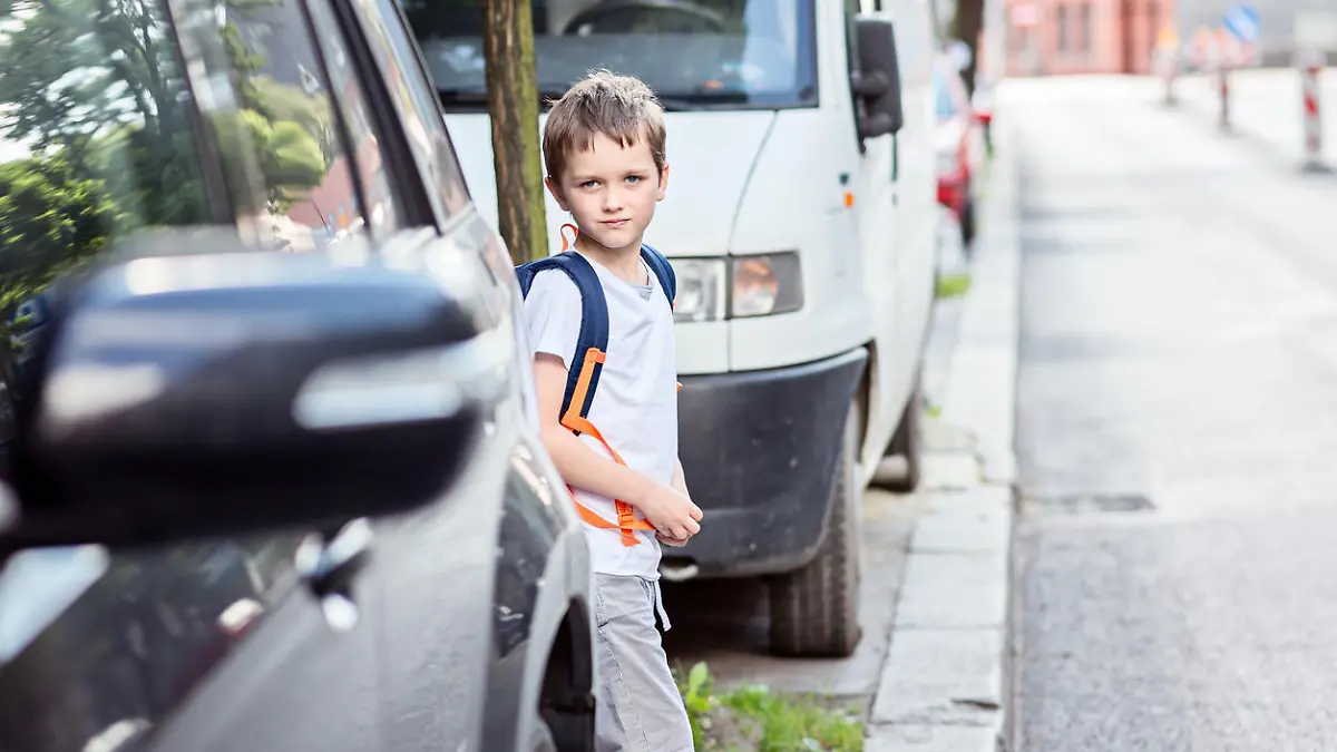 Zwischen parkenden Autos werden Kinder am schlechtesten gesehen