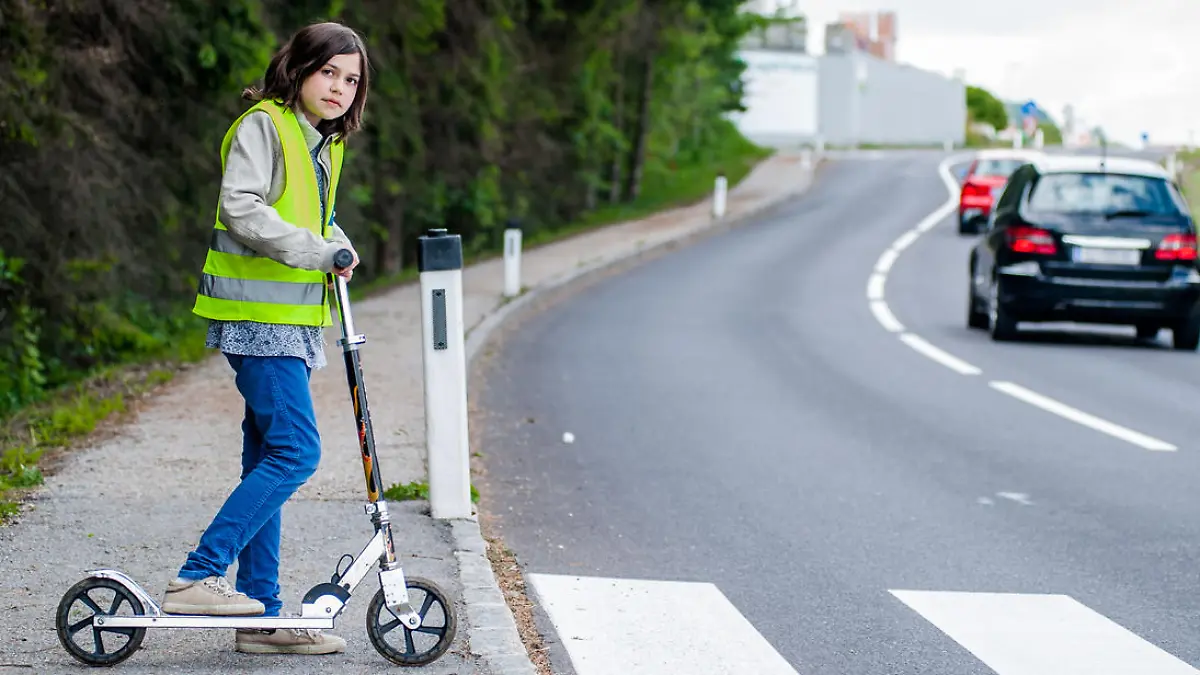 Warnweste an und lieber Roller als Fahrrad: So sind kinder unterwegs sicher