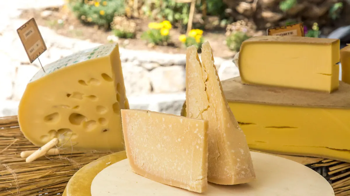 Kaese, Kaesesorten, Stand, Marktstand, Markt, Lorgues, Var, Provence, Suedfrankreich, Frankreich