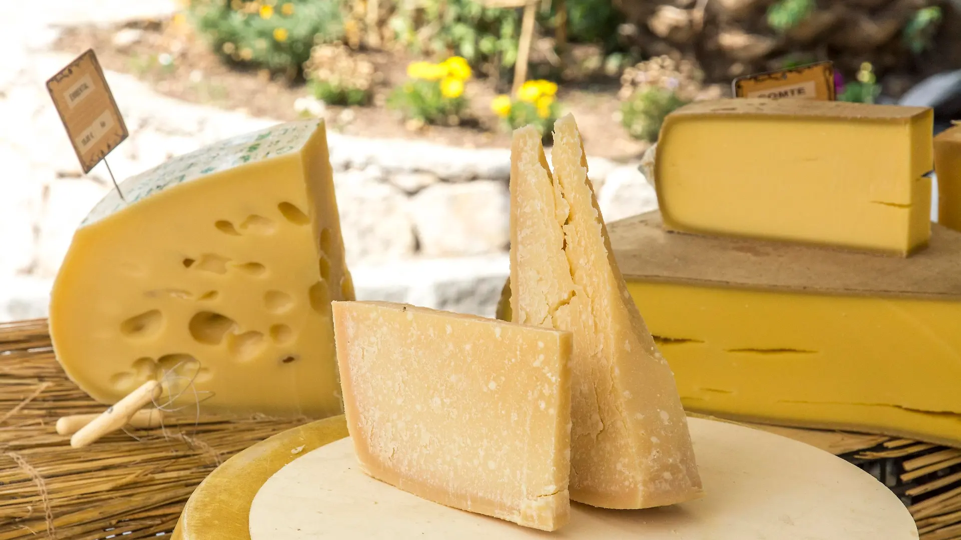 Kaese, Kaesesorten, Stand, Marktstand, Markt, Lorgues, Var, Provence, Suedfrankreich, Frankreich