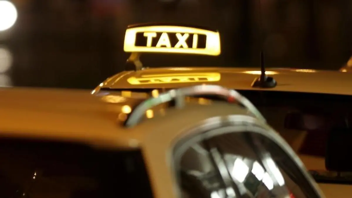 Taxi-Schild. Foto: Rene Ruprecht/Archiv