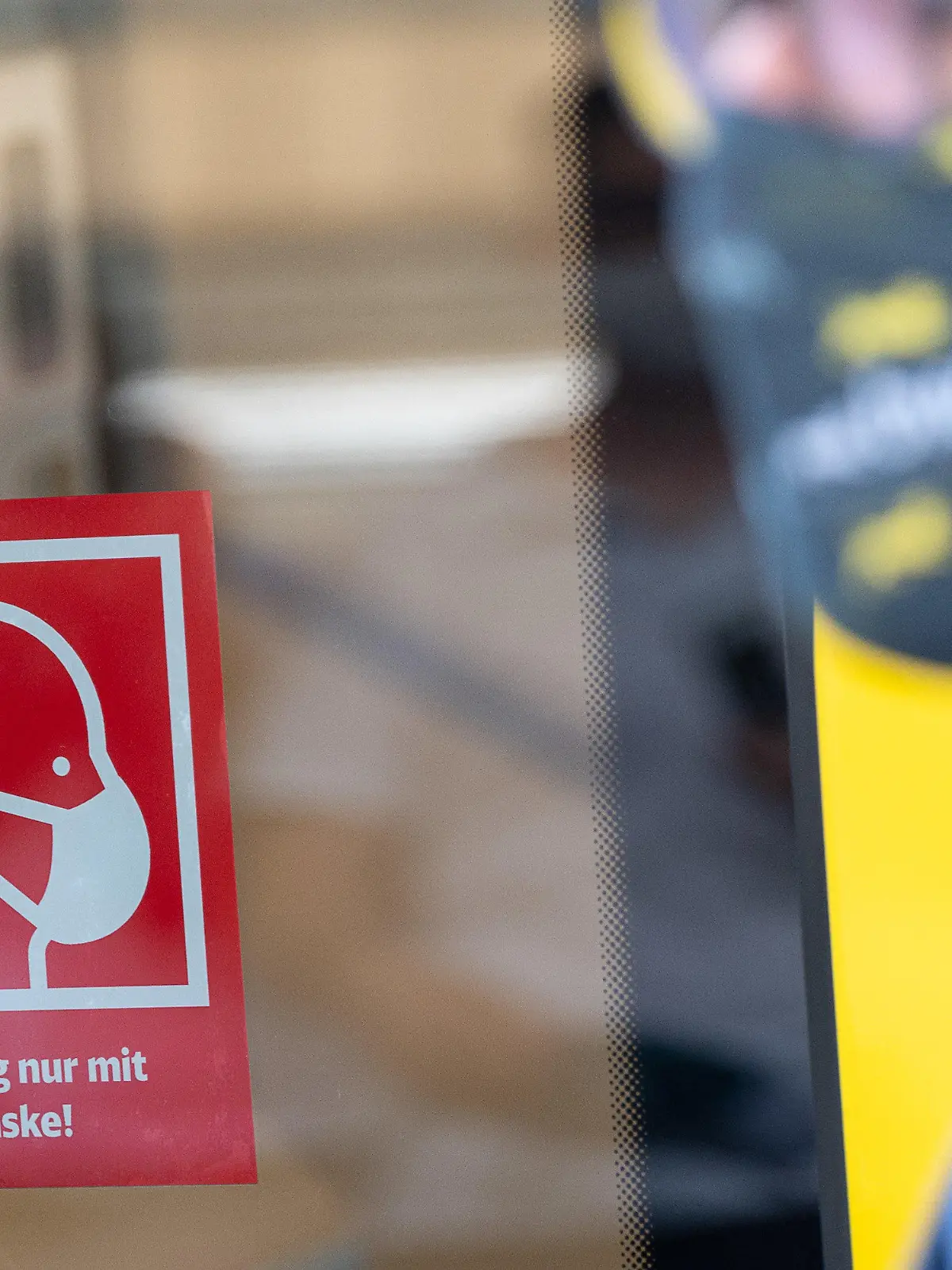 07.08.2020, Baden-Württemberg, Stuttgart: Ein Hinweise "Einstieg nur mit Maske" hängt während eines Pressetermins, bei dem die neuen neue Hinweistafeln zur Maskenpflicht in Zügen und Bahnhöfen vorgestellt werden, hinter Winfried Hermann (Bündnis 90/Die Grünen), Verkehrsminister von Baden-Württemberg. Foto: Sebastian Gollnow/dpa +++ dpa-Bildfunk +++