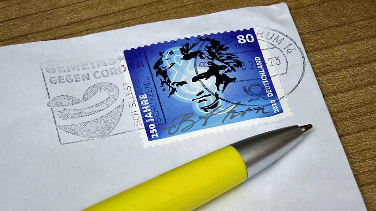 Eine Briefmarke mit Beethoven wurde mit einem Coronastempel entwertet.