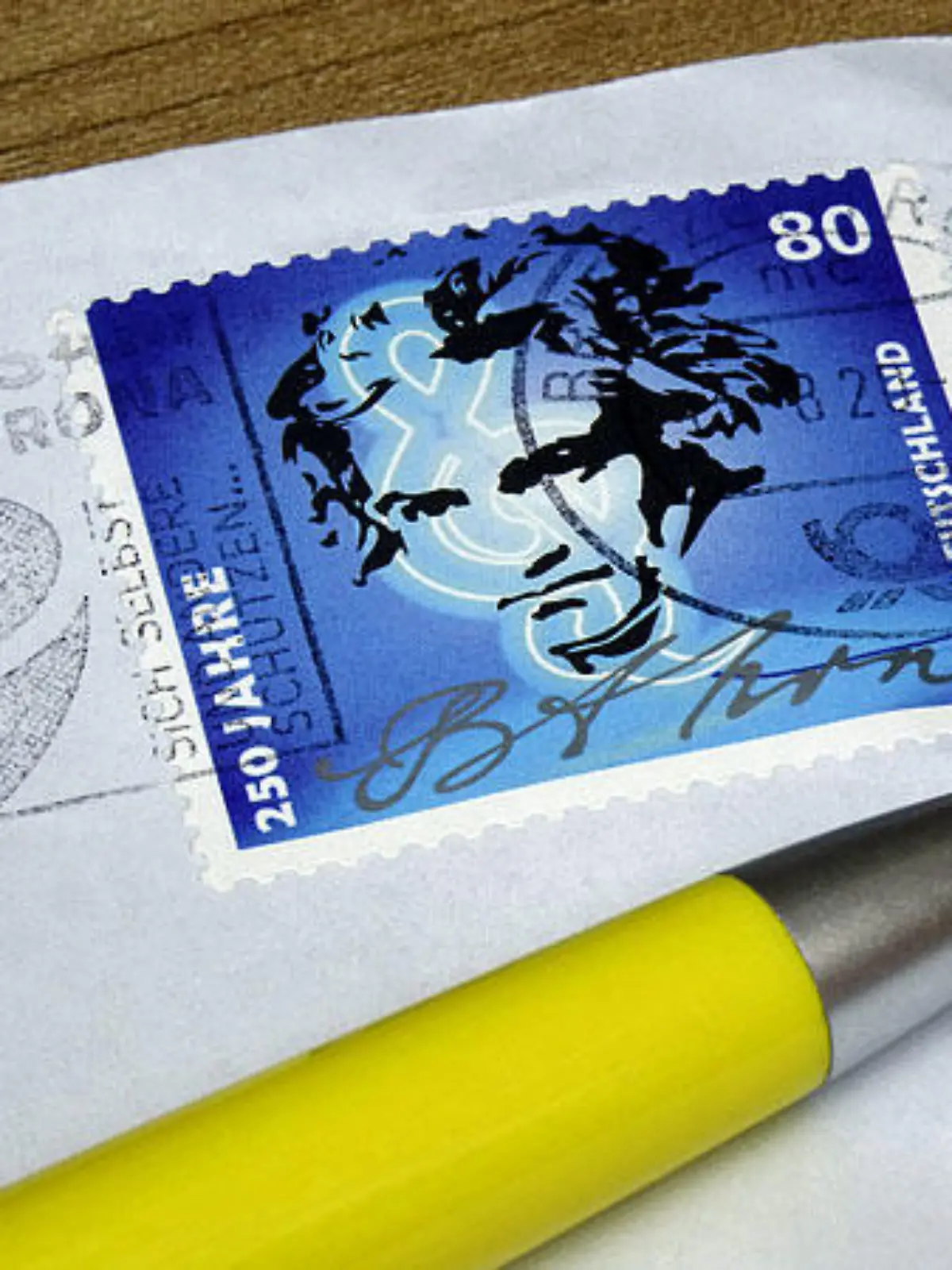 Eine Briefmarke mit Beethoven wurde mit einem Coronastempel entwertet.