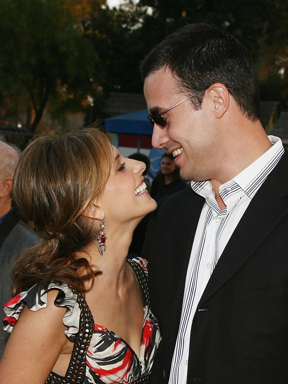 BUENA PARK, CA - OCTOBER 8:  Actors Sarah Michelle Gellar (L) and husband Freddie Prinze, Jr. arrive at the premiere of Columbia Pictures' 'The Grudge 2' at Knott's Scary Farm on October 8, 2006 in Buena Park, California. (Photo by Kevin Winter/Getty Images)