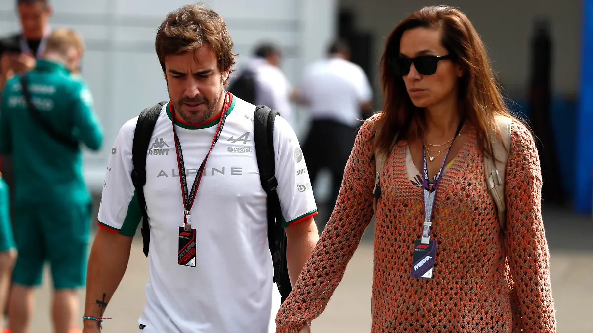 Formula 1 2022: Mexico City GP AUTODROMO HERMANOS RODRIGUEZ, MEXICO - OCTOBER 27: Fernando Alonso, Alpine F1 Team with Andrea Schlager during the Mexico City GP at Autodromo Hermanos Rodriguez on Thursday October 27, 2022 in Mexico City, Mexico. Photo by Carl Bingham / LAT Images Images PUBLICATIONxINxGERxSUIxAUTxHUNxONLY GP2220_105338_W4I6944 