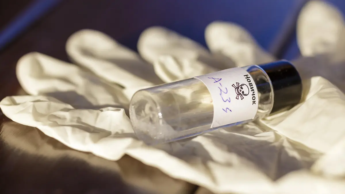 Abbildung mit Mock Up der Novichok Agent (A-234) Flasche und weiße Gummihandschuhe