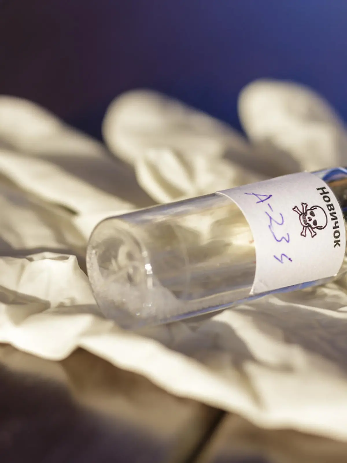 Abbildung mit Mock Up der Novichok Agent (A-234) Flasche und weiße Gummihandschuhe