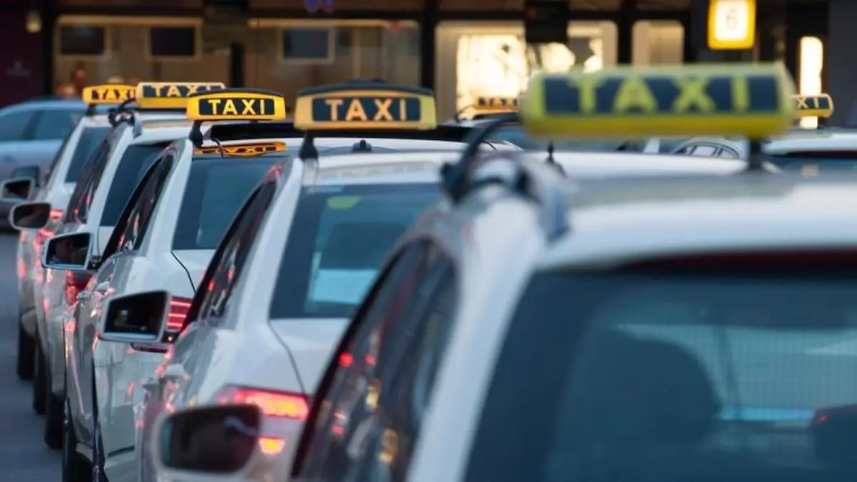 Mit dem neuen "WhatsApp Taxi"-Angebot versucht das Taxi-Gewerbe, sich besser gegen die Konkurrenz durch Dienste wie MyTaxi oder Uber zu behaupten. Foto: Paul Zinken