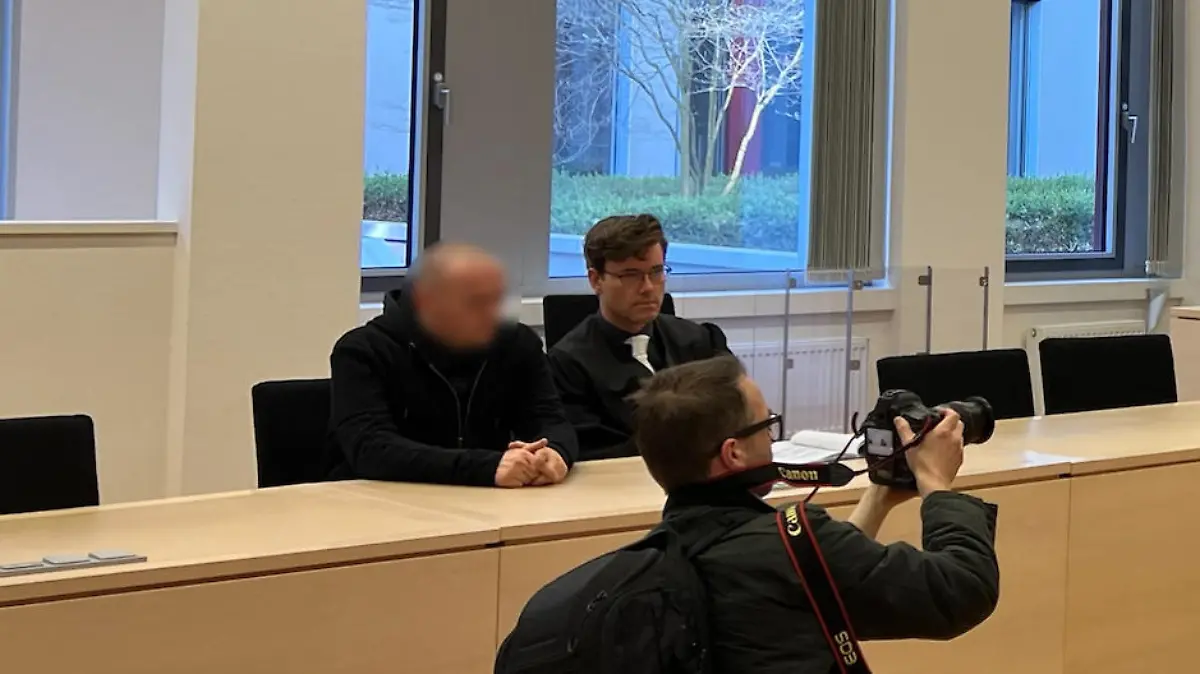 Mit gesenktem Blick und sichtbarer Trauer nimmt der Familienvater die Verlesung seiner Anklage zum Prozessauftakt in Wiesbaden entgegen.