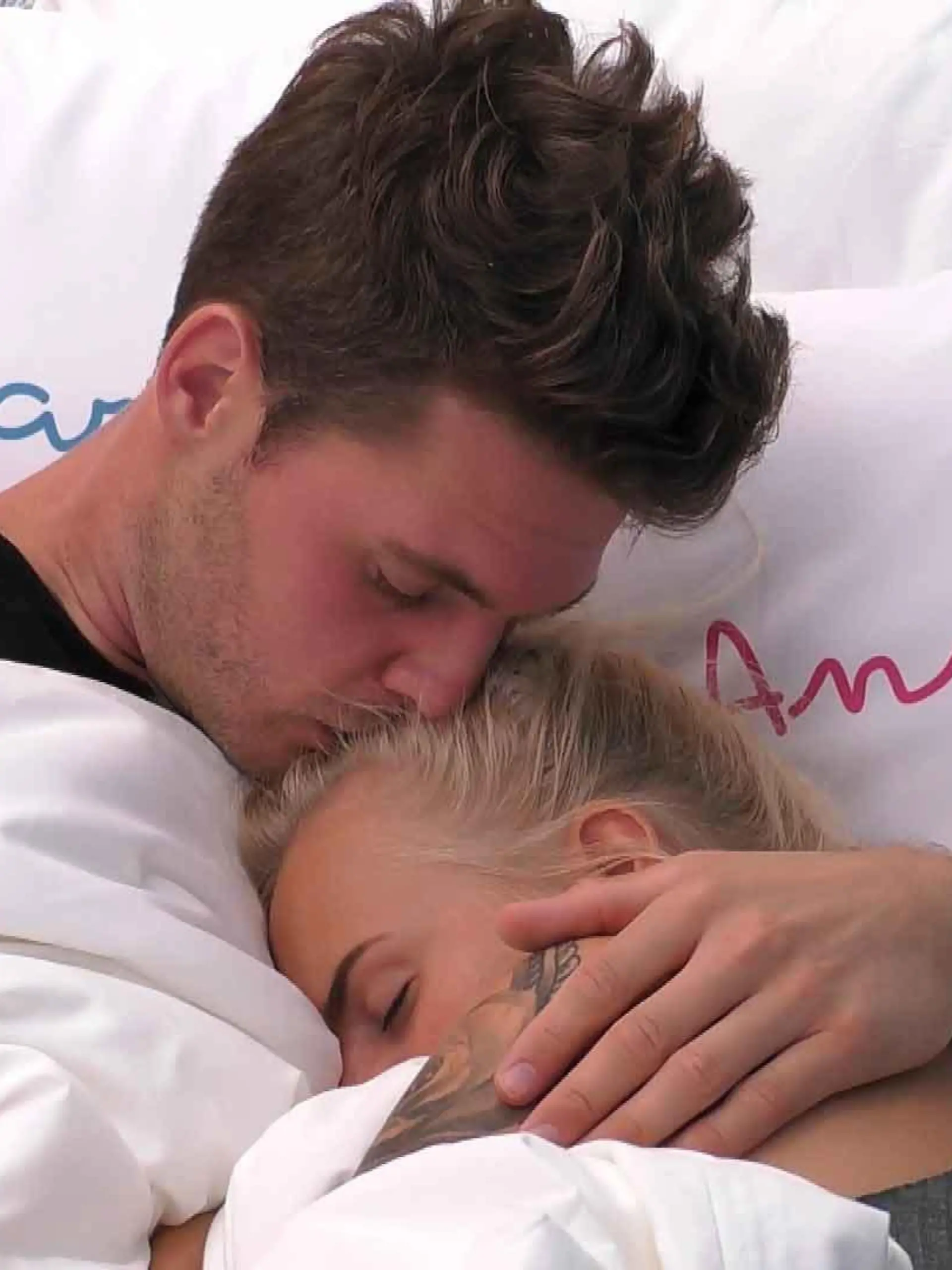 Marc und Anna küssen sich
