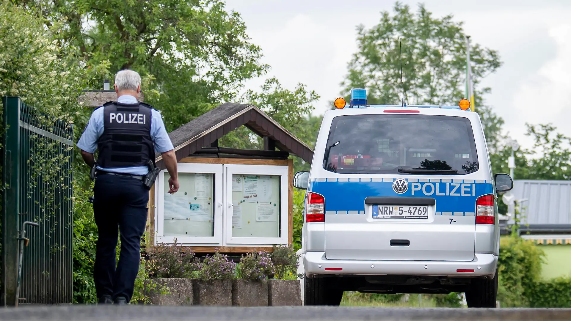 News Bilder des Tages Kindermissbrauch in Münster Gesellschaft: Verbrechen, Prozesse. Ein Polizeiwagen fährt auf die Kleingartenanlage in Münster. In der Gartenlaube in Münster sollen Ende April vier Männer zwei Jungen missbraucht haben. Münster Nordrhein-Westfalen Deutschland *** Child abuse in Münster Society Crime, trials A police car drives onto the allotment garden in Münster In the summerhouse in Münster at the end of April four men are said to have abused two boys Münster North Rhine-Westphalia Germany Copyright: xDavidxInderlied/Kirchner-Mediax