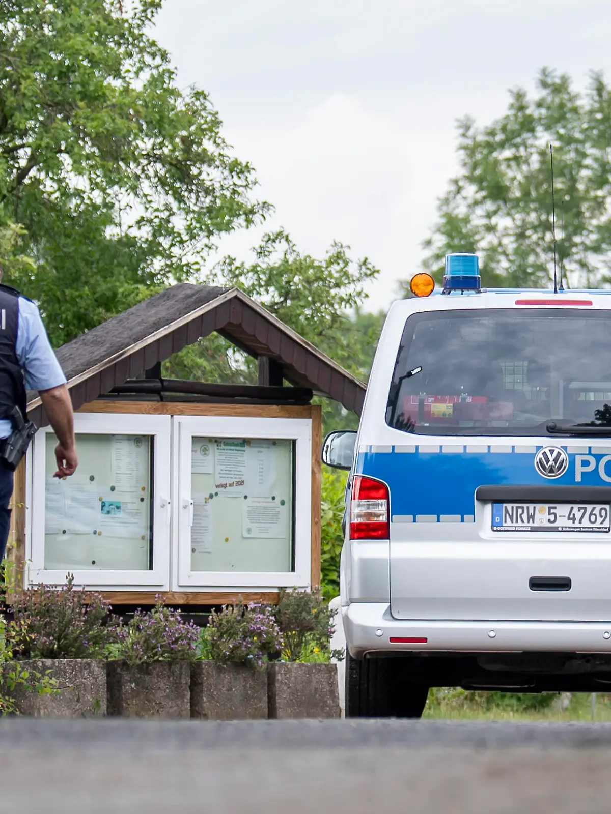 News Bilder des Tages Kindermissbrauch in Münster Gesellschaft: Verbrechen, Prozesse. Ein Polizeiwagen fährt auf die Kleingartenanlage in Münster. In der Gartenlaube in Münster sollen Ende April vier Männer zwei Jungen missbraucht haben. Münster Nordrhein-Westfalen Deutschland *** Child abuse in Münster Society Crime, trials A police car drives onto the allotment garden in Münster In the summerhouse in Münster at the end of April four men are said to have abused two boys Münster North Rhine-Westphalia Germany Copyright: xDavidxInderlied/Kirchner-Mediax