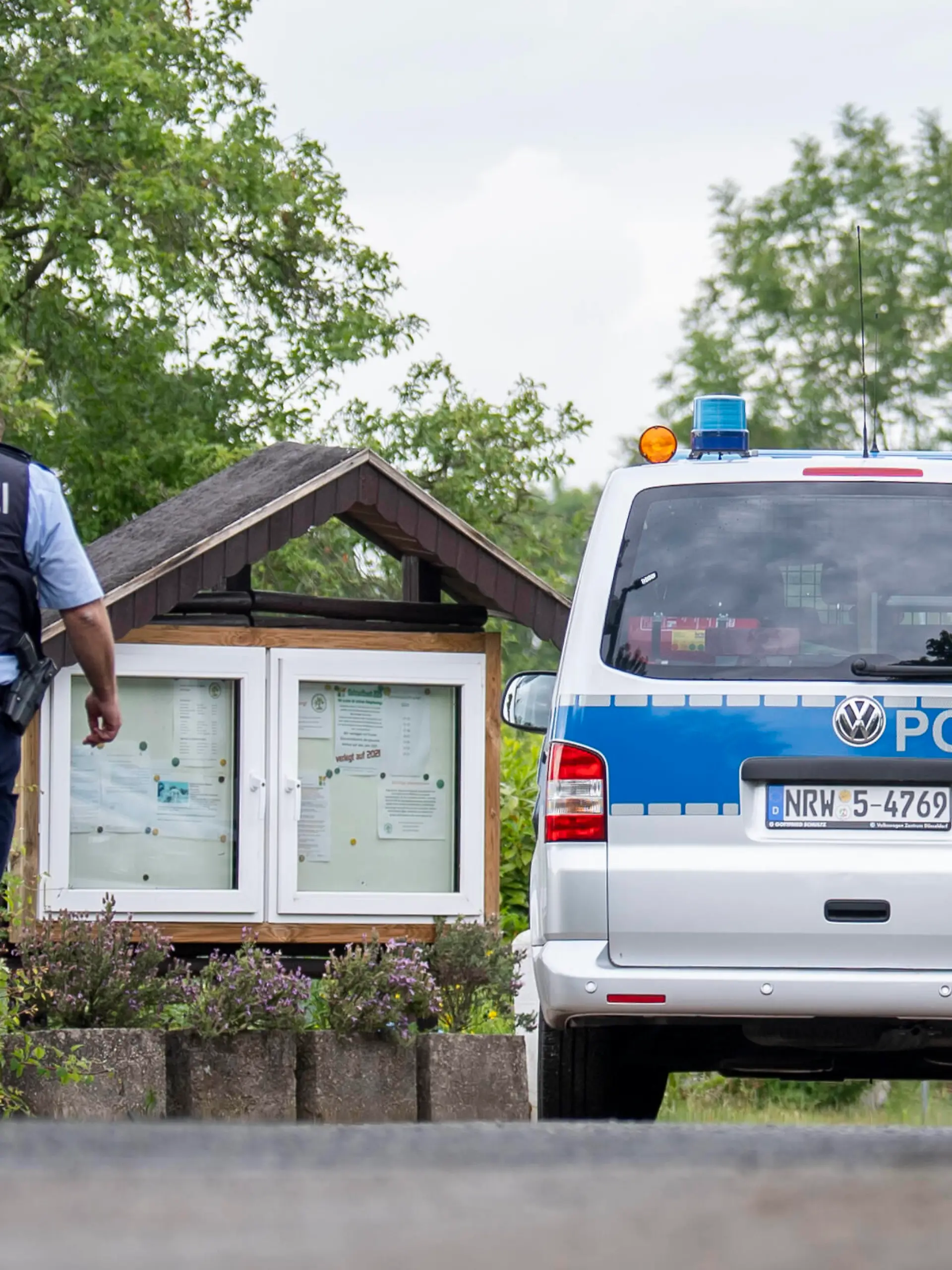 News Bilder des Tages Kindermissbrauch in Münster Gesellschaft: Verbrechen, Prozesse. Ein Polizeiwagen fährt auf die Kleingartenanlage in Münster. In der Gartenlaube in Münster sollen Ende April vier Männer zwei Jungen missbraucht haben. Münster Nordrhein-Westfalen Deutschland *** Child abuse in Münster Society Crime, trials A police car drives onto the allotment garden in Münster In the summerhouse in Münster at the end of April four men are said to have abused two boys Münster North Rhine-Westphalia Germany Copyright: xDavidxInderlied/Kirchner-Mediax