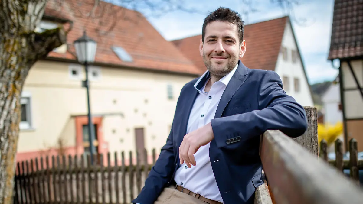 PRODUKTION - 22.03.2023, Baden-Württemberg, Ostelsheim: Ryyan Alshebl (Bündnis 90/Die Grünen) sitzt in Ostelsheim auf einer Bank. Alshebl kam als Flüchtling aus Syrien nach Deutschland - Nur wenige Jahre später möchte er nun Bürgermeister von Ostelsheim werden. (zu dpa "Von Syrien ins Ländle - Ryyan Alshebl will Bürgermeister werden") Foto: Christoph Schmidt/dpa +++ dpa-Bildfunk +++