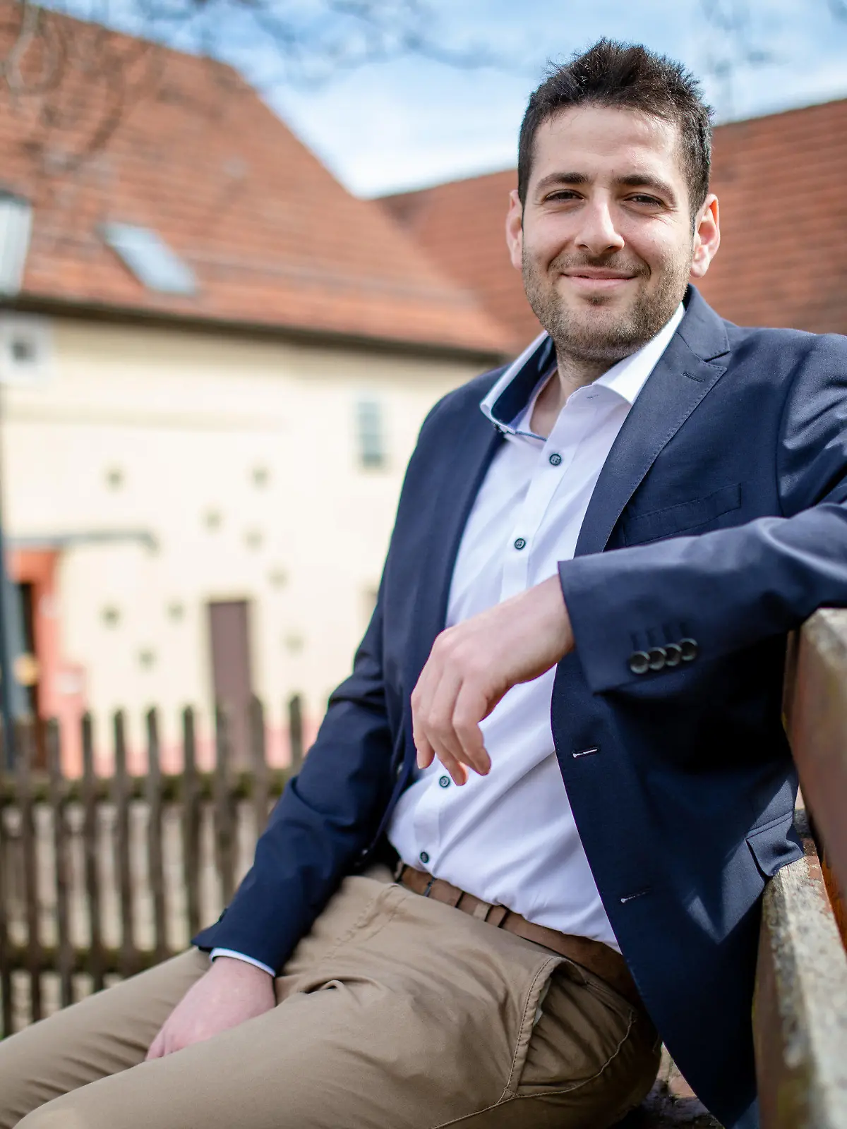PRODUKTION - 22.03.2023, Baden-Württemberg, Ostelsheim: Ryyan Alshebl (Bündnis 90/Die Grünen) sitzt in Ostelsheim auf einer Bank. Alshebl kam als Flüchtling aus Syrien nach Deutschland - Nur wenige Jahre später möchte er nun Bürgermeister von Ostelsheim werden. (zu dpa "Von Syrien ins Ländle - Ryyan Alshebl will Bürgermeister werden") Foto: Christoph Schmidt/dpa +++ dpa-Bildfunk +++