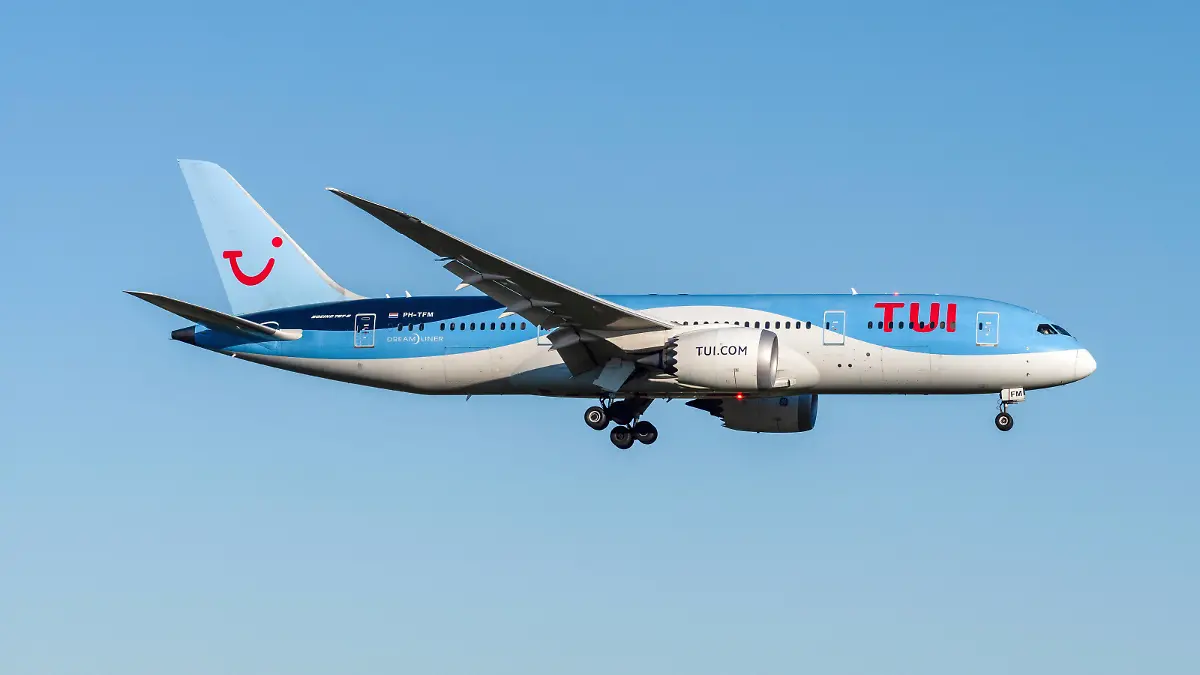 TUI mit Boeing 787-8 Dreamliner im Anflug auf Amsterdam Schiphol. *** TUI with Boeing 787 8 Dreamliner on approach to Amsterdam Schiphol