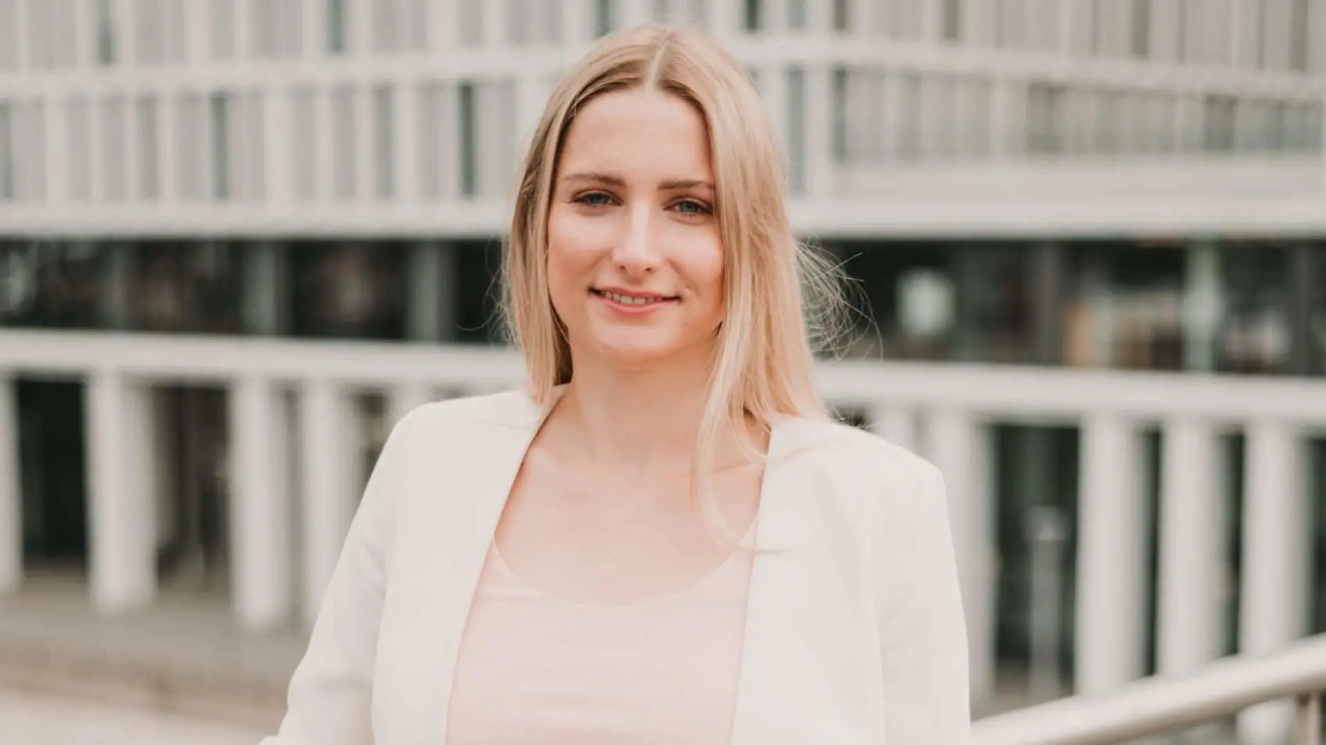 Josephine Ballon arbeitet seit 2019 für HateAid. Die Organisation bietet Betroffenen von digitaler Gewalt eine Anlaufstelle.