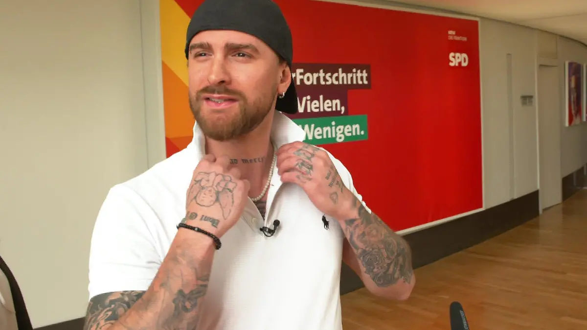 Wer in der Politik etwas erreichen will, braucht auch ein stilsicheres Outfit. Da ist Dschungelcamp-Prinz Gigi Birofio natürlich bestens vorbereitet.
